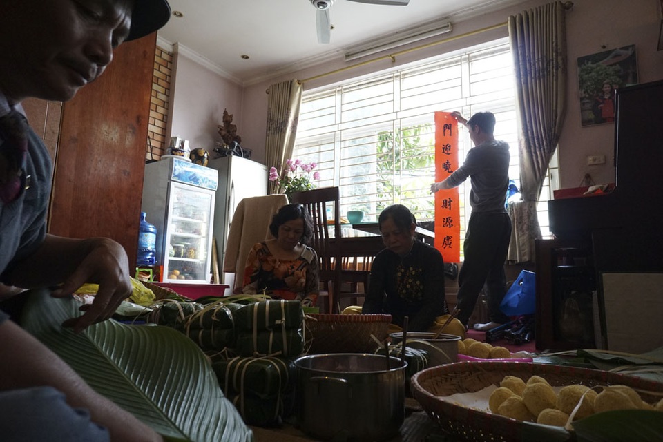 Cảnh gia đình Hà Nội ba thế hệ đầm ấm bên nồi bánh chưng Tết - 6 Không gian ngày Tết với bánh chưng xanh câu đối đỏ truyền thống vẫn được gia đình ông Nguyện yêu thích.