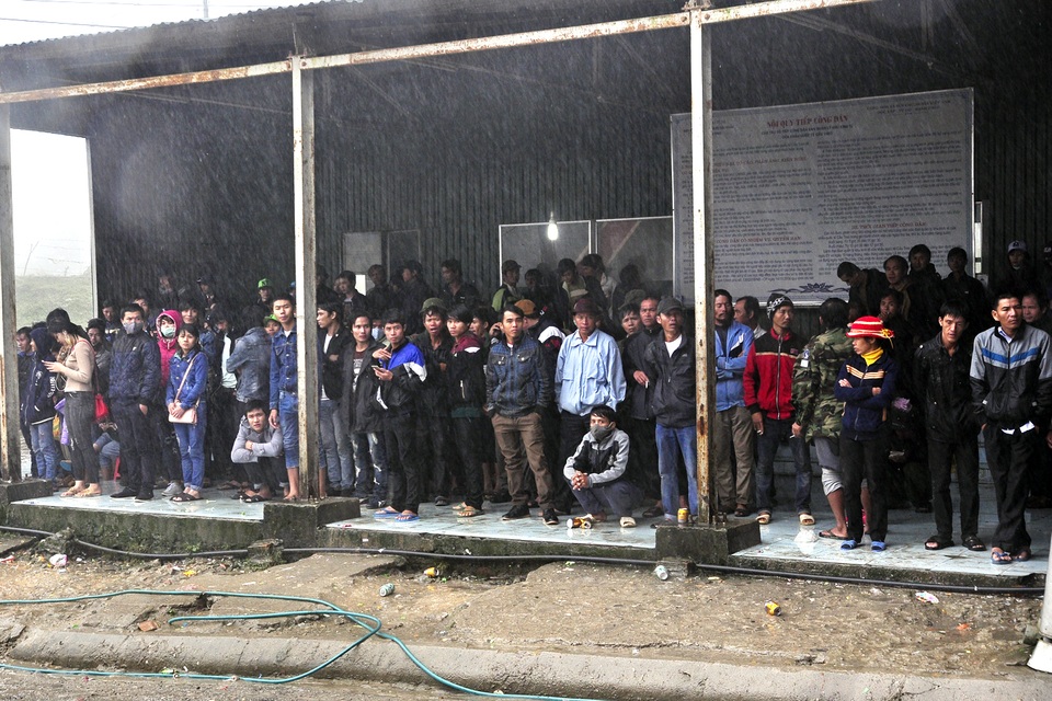 Cửa khẩu quốc tế Cầu Treo "nghẹt thở" những ngày cuối năm - 1 
Hành khách nóng lòng chờ làm thủ tục xuất nhập cảnh ở cửa khẩu