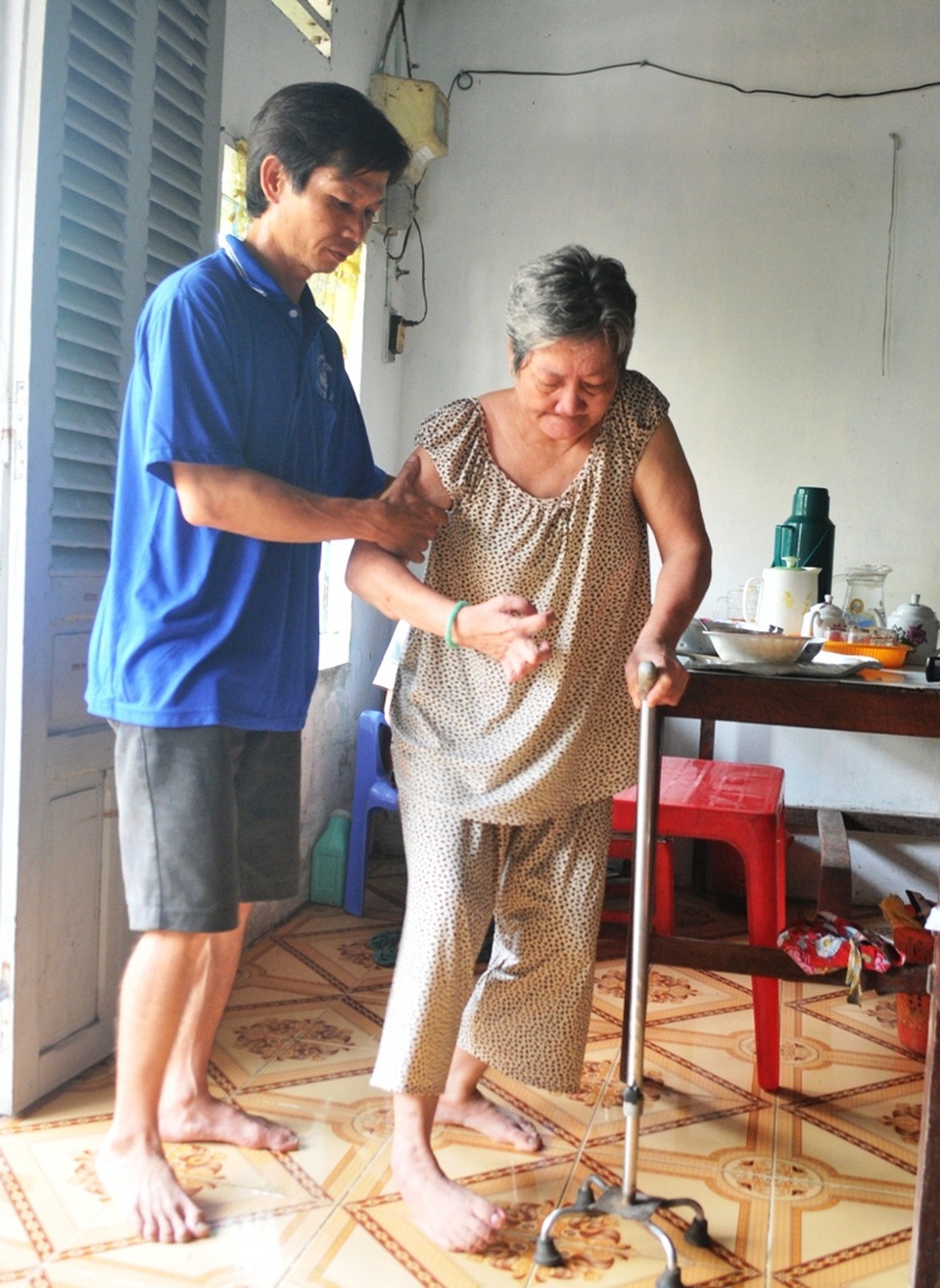 Thương người đàn ông mổ tim hai lần vẫn phải đi bốc vác thuê nuôi cha mẹ liệt - 2
Sau mổ tim lần 2, anh Tôn Nhơn Lập vẫn gắng gượng đi bốc vác thuê lo cho cha mẹ nhưng làm được một thời gian anh kiệt sức ngã quỵ... Hiện anh Lập phải nằm ở nhà uống thuốc theo chỉ định của bác sĩ.