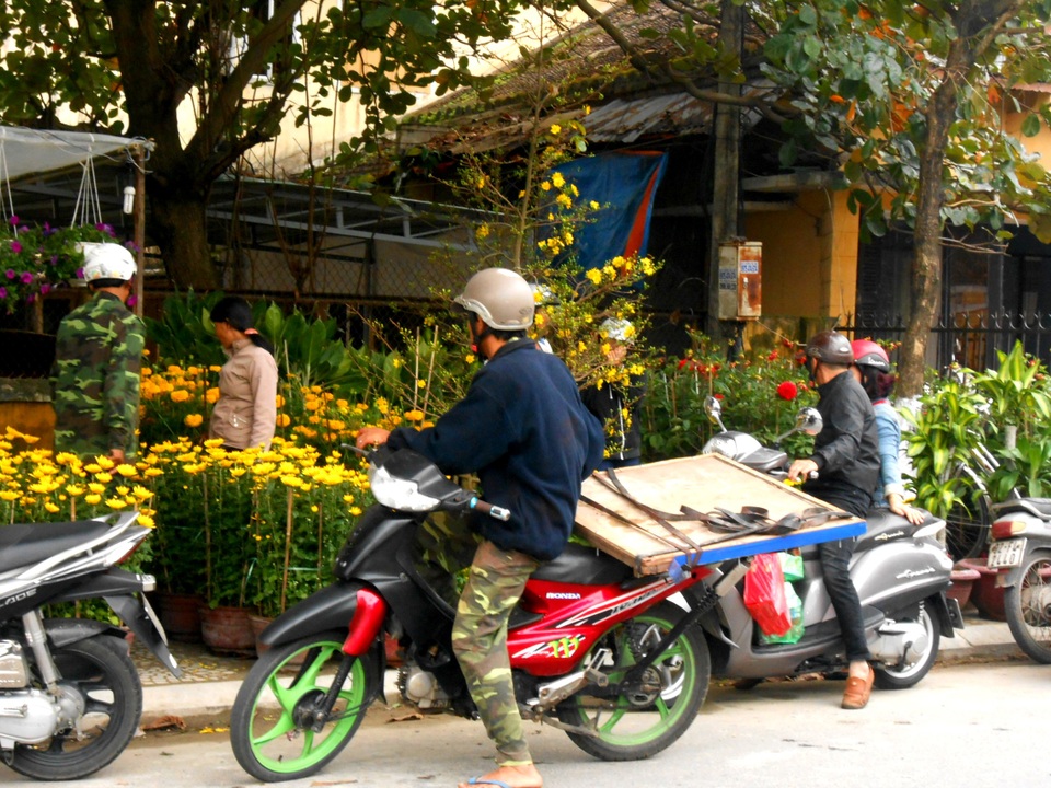 Tất bật mưu sinh với “nghề thời vụ” cuối năm - 6 Chờ khách mua hoa rồi chở thuê