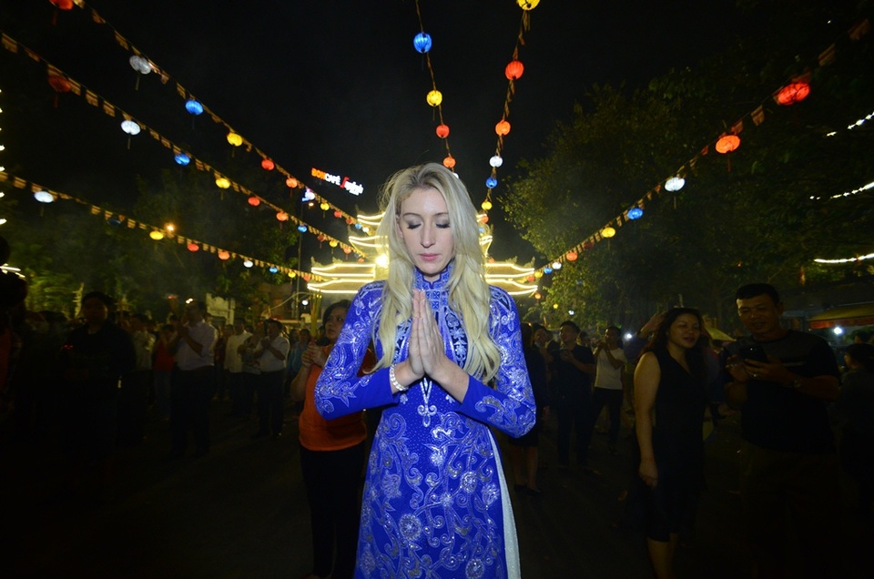 
Dù không theo một tôn giáo nào nhưng bạn Kimberly vẫn như những Phật tử khác, vẫn chắp tay cầu nguyện.
