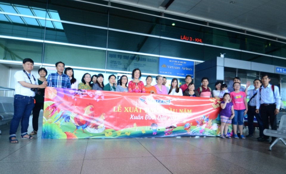 Tặng lá bồ đề cho du khách xuất hành đầu năm - 6 Nhóm khách đầu tiên xuất hành du xuân.