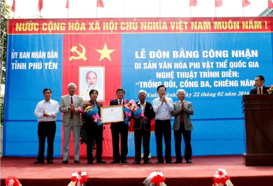 Độc đáo tiếng cồng chiêng, trống đôi làng Xí Thoại - 4 Cồng chiêng, trống đôi thôn Xí Thoại trở thành một sản phẩm du lịch văn hóa độc đáo thu hút khách du lịch đã được công nhận