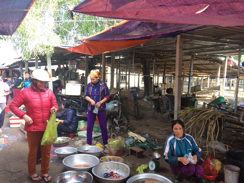 Chợ Tết vừa họp, thực phẩm đã rục rịch tăng giá - 4
Chợ rất lớn nhưng những ngày Tết chỉ có vài sạp bán hàng