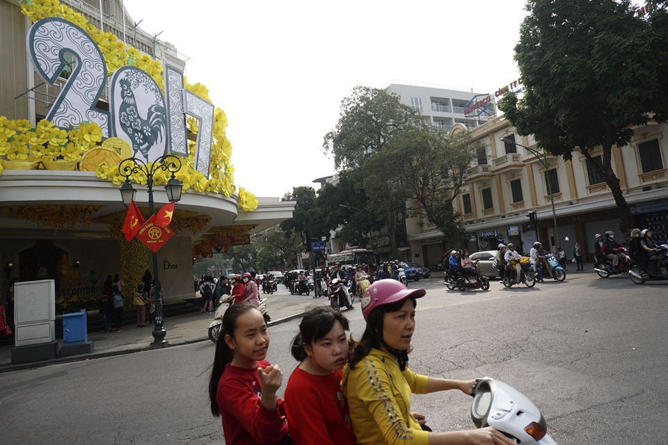 Hình ảnh chú gà sống động trên đường phố Hà Nội ngày Tết - 6
Hình ảnh con gà được lồng vào dãy số 2017 chào d năm mới.