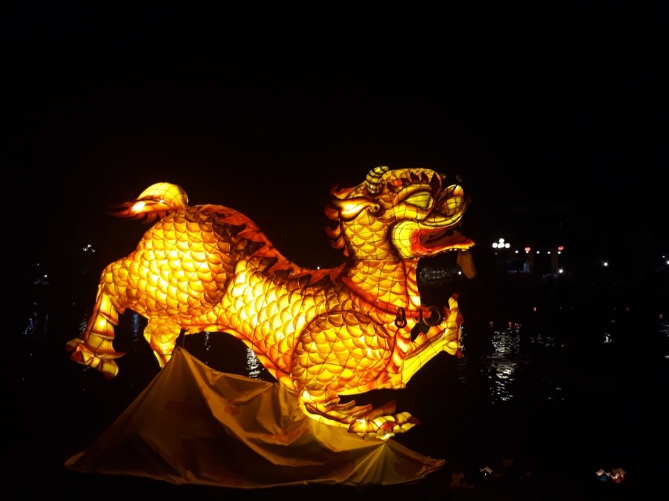 Hình ảnh long, lân, quy, phụng được trang trí dọc sông Hoài cầu mong năm mới bình an, hạnh phúc và may mắn