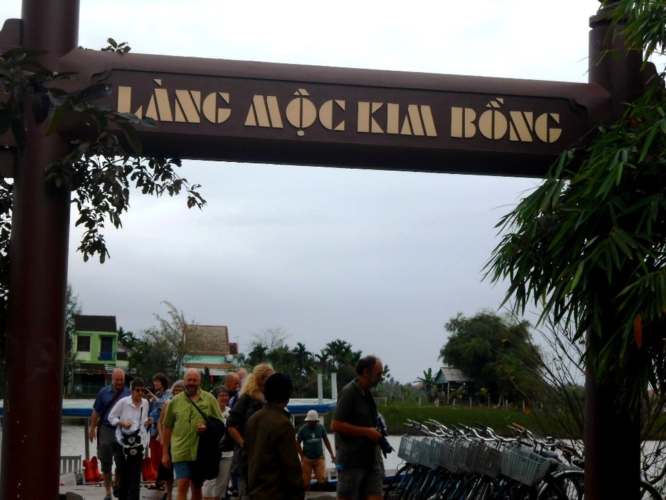 Hội An: Rộn ràng lễ giỗ Tổ nghề mộc Kim Bồng - 6 Rất đông du khách đến tham quan, chiêm ngưỡng làng nghề