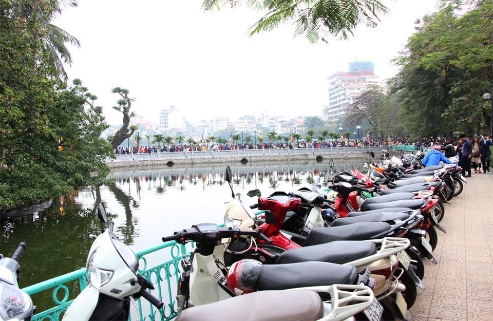 Người Hà Nội tấp nập đi chùa, đường phố ùn tắc kéo dài - 12 Vỉa hè đường Thanh Niên biến thành các bãi trông xe máy tự phát, với mức giá 10.000 đồng/xe/lượt.