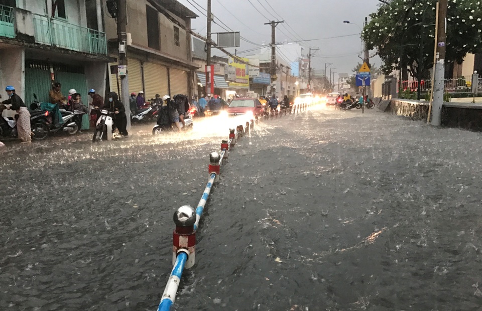 Mưa trái mùa cực lớn, kéo dài nhiều giờ chiều mùng 6 Tết ở Sài Gòn - 3 Nhiều tuyến đường ở khu vực phía Đông TPHCM chìm trong biển nước trong cơn mưa trái mùa kéo dài nhiều tiếng đồng hồ ngày mùng 6 Tết.