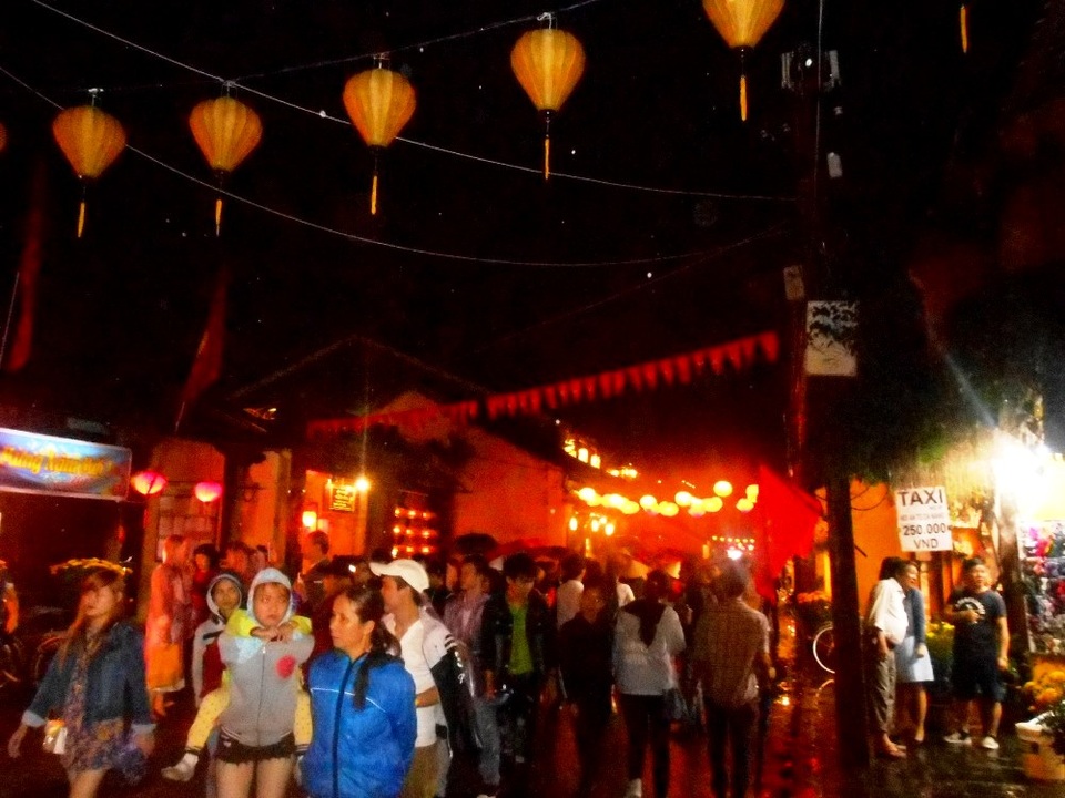 Hội An: Du khách "đội mưa" xem trình diễn ánh sáng - 5 Hội An: Du khách "đội mưa" xem trình diễn ánh sáng - 5
