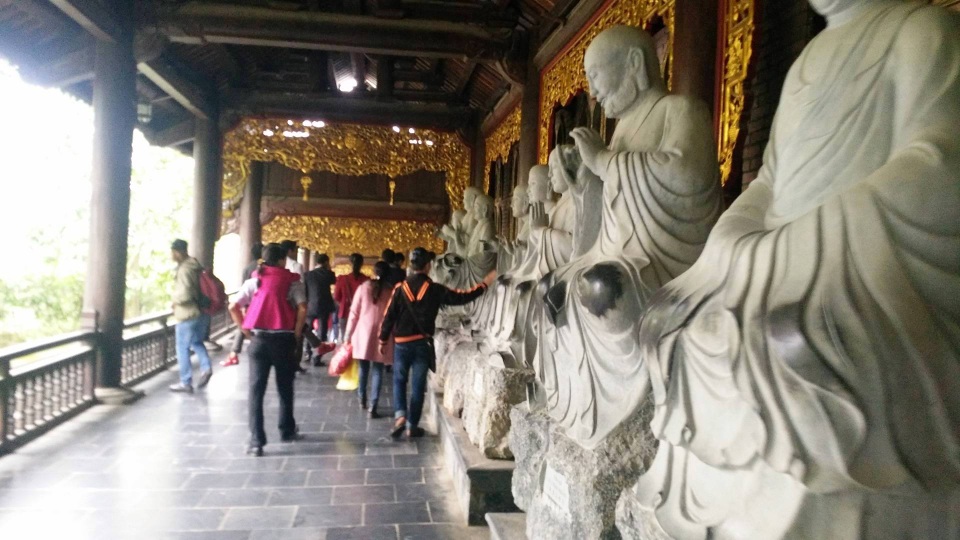 Tuy nhiên, tình trạng du khách sờ tay vào tượng La Hán làm mòn, làm đổi màu những pho tượng vẫn diễn ra hàng ngày. Nguyên nhân là do ý thức của nhiều du khách còn kém vì không lưu ý biển cấm của nhà chùa cũng như chưa hiểu rõ về tín ngưỡng.