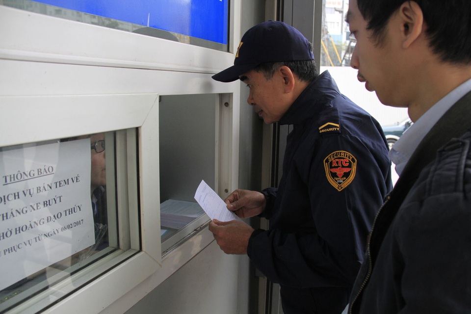 Ngày đầu bán vé xe buýt nhanh, hành khách vẫn nêm chật cứng - 5 Dịch vụ bán vé tháng xe buýt cũng được bố trí tại khu vực nhà chờ xe buýt nhanh để phục vụ hành khách