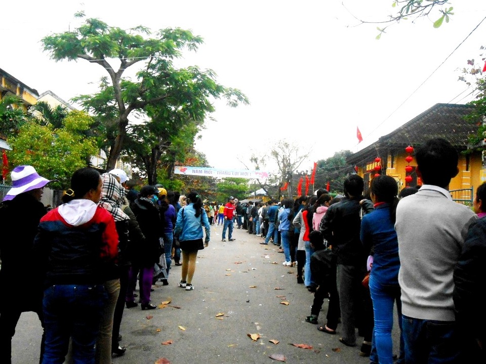 Kiên nhẫn đứng đợi trắng đêm lạnh buốt hay đội nắng hàng giờ để được vào xin lộc