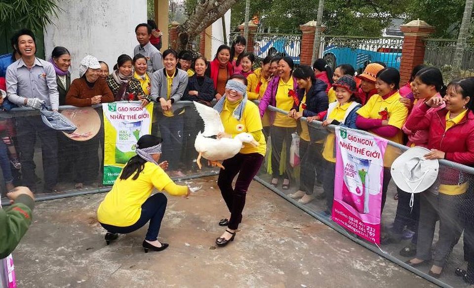 Nữ Bí thư Ninh Bình lội ruộng cấy lúa trong ngày hội xuống đồng - 5 Người dân tham gia các trò chơi dân gian trong ngày hội xuống đồng.