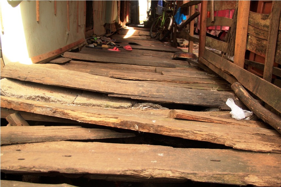 “Nghẹt thở” ở xóm ổ chuột giữa lòng thành phố - 3 Lối đi được lót bằng ván