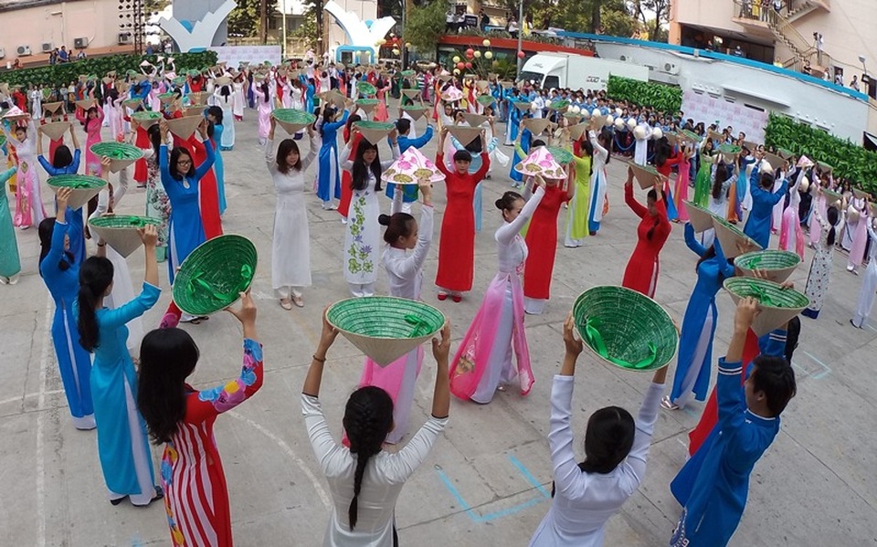 Lễ hội Áo dài TPHCM 2017: Cách tân vẫn giữ được tính truyền thống! - 6 Chương trình đồng diễn áo dài năm 2016.