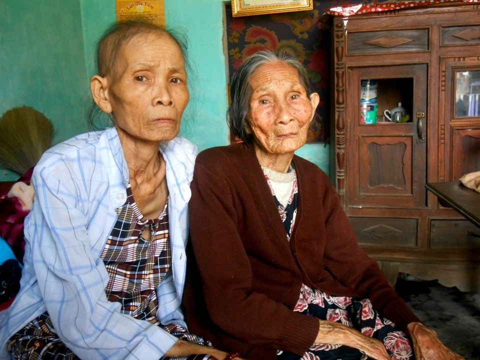 Xót xa cảnh mẹ già gồng gánh nuôi hai con bệnh tật - 6 Mẹ già yếu phải nuôi hai con bệnh tật