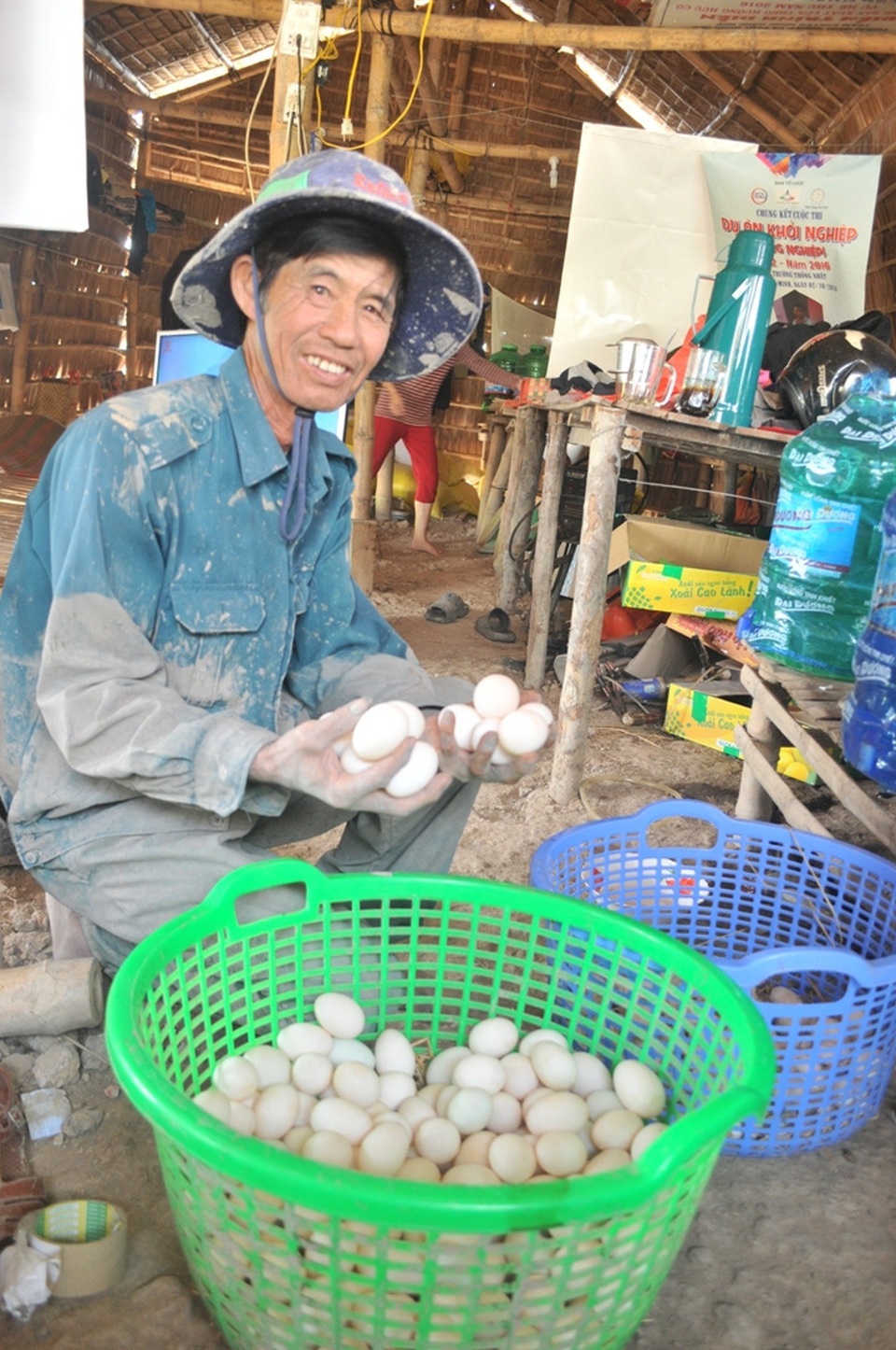 9X từ nằm đất, ăn mì gói… trở thành ông chủ 400 công đất trồng lúa sạch - 4
Vịt thả đồng bắt sâu rầy làm thức ăn nên trứng vịt của Tiếng được bán với giá 3.000 đồng/quả