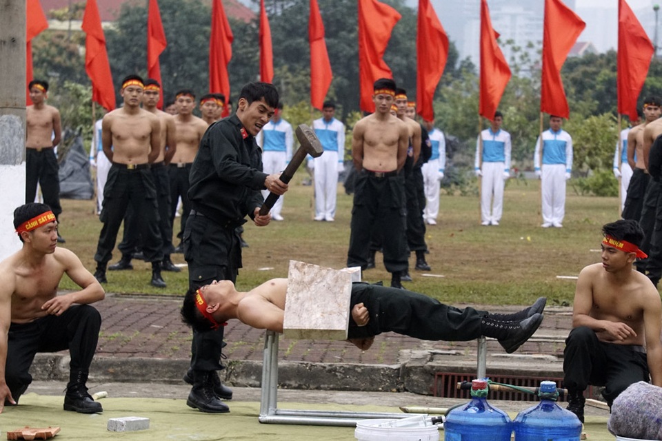 Những pha võ thuật "mình đồng da sắt" của cảnh sát đặc nhiệm - 6 Đập vỡ viên đá cứng trên mình một chiến sỹ nằm trên 2 lưỡi dao sắc.
