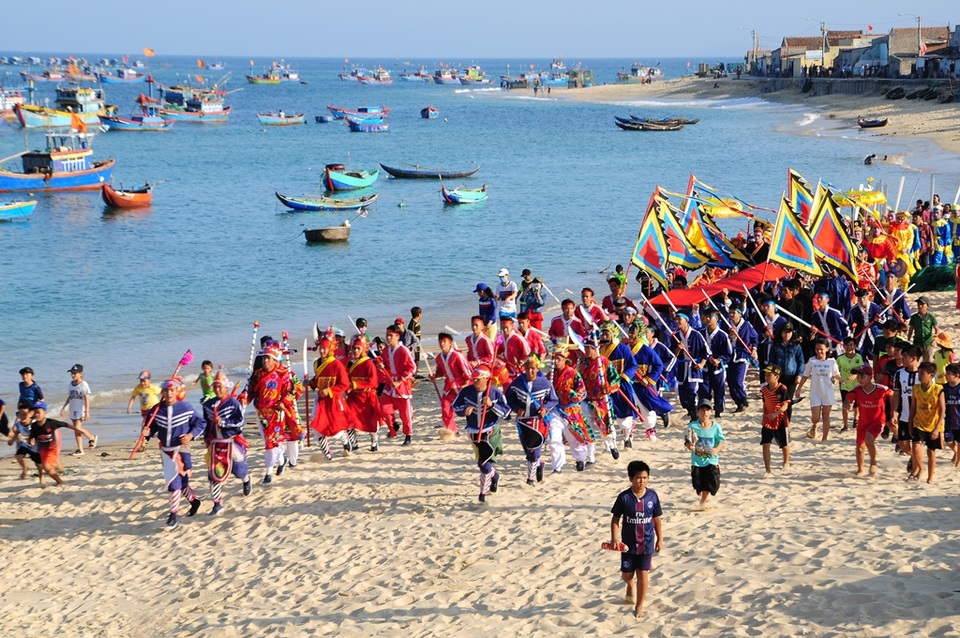 Trong hành trình rước thần, đội gươm phải múa chạy bao đồn xung quanh đoàn rước thể hiện sự bảo vệ Ông về lăng