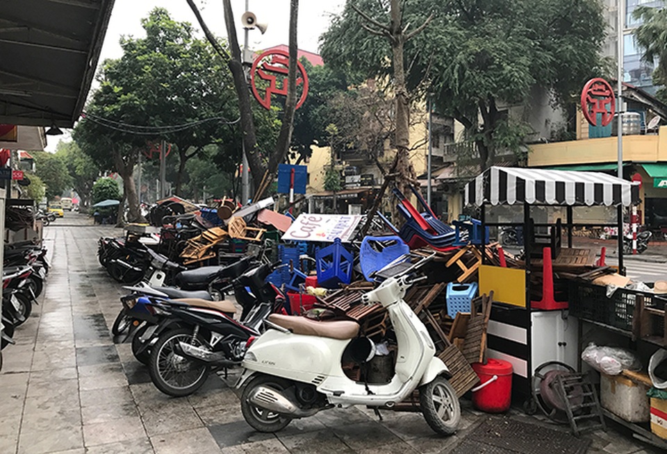 Hà Nội ra quân, người lấn chiếm vỉa hè nháo nhào chạy hàng - 13
Hàng loạt bàn ghế của các hàng quan được lực lượng công an thu dọn về đồn