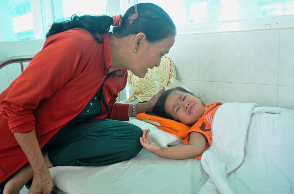 Thương bé 2 tuổi bỏng nặng vì ngã vào nồi bún đang sôi - 2 Ngủ được một lát là bé Đoan kêu đau và than lạnh...