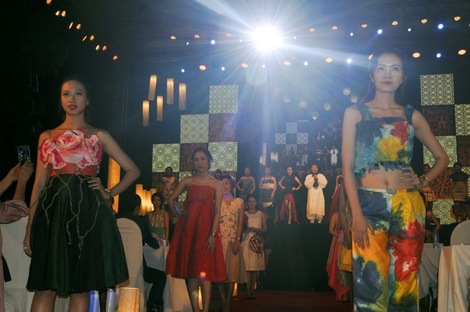 Khai mạc Những ngày văn hóa Hàn Quốc tại Hội An - 4 Biểu diễn thời trang Hanbok từ giấy Hàn Quốc.