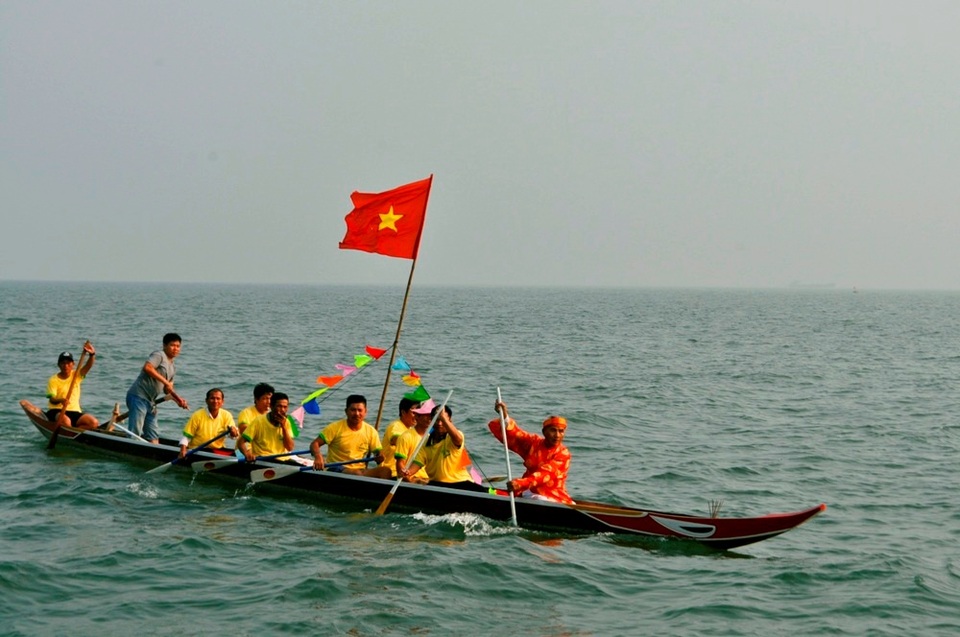 Rộn ràng diễn xướng bả trạo trong lễ hội cầu ngư biển Cửa Đại - 8 Cúng thuyền đua để sẵn sàng cho cuộc đua tranh tài diễn ra giữa các phường, xã của Hội An vào ngày hôm sau 17/2 âm lịch