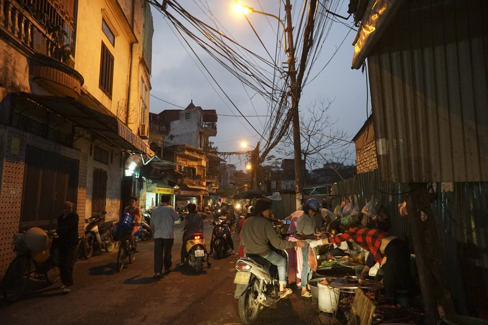 Chợ cóc Hà Nội trong chiến dịch dọn dẹp vỉa hè - 6
Các chợ tạm kiểu này rất khó dọn dẹp bởi người mua và người bán đã quen với nó từ nhiều chục năm nay, nó tốn ít thời gian và không cần phải gửi xe trước khi mua hàng.
