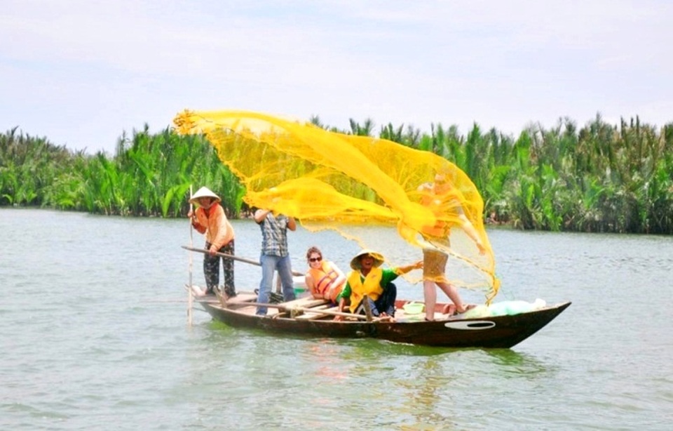 Du khách được khám phá thiên nhiên, tìm hiểu đời sống nông dân và ngư dân, tham gia vào cuộc sống sông nước