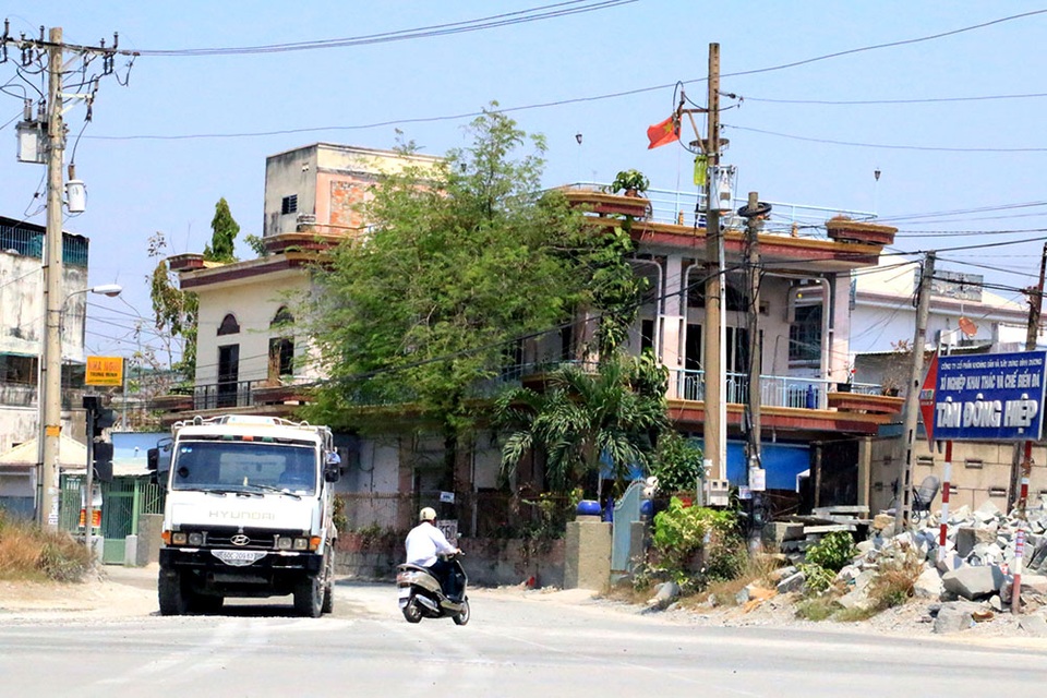 Bình Dương: Ồ ạt khai thác tận thu mỏ đá Tân Đông Hiệp trước ngày "hết phép" - 4 Đường vào khu mỏ đá của Công ty cổ phần khoáng sản và xây dựng Bình Dương nằm giữa khu dân cư.