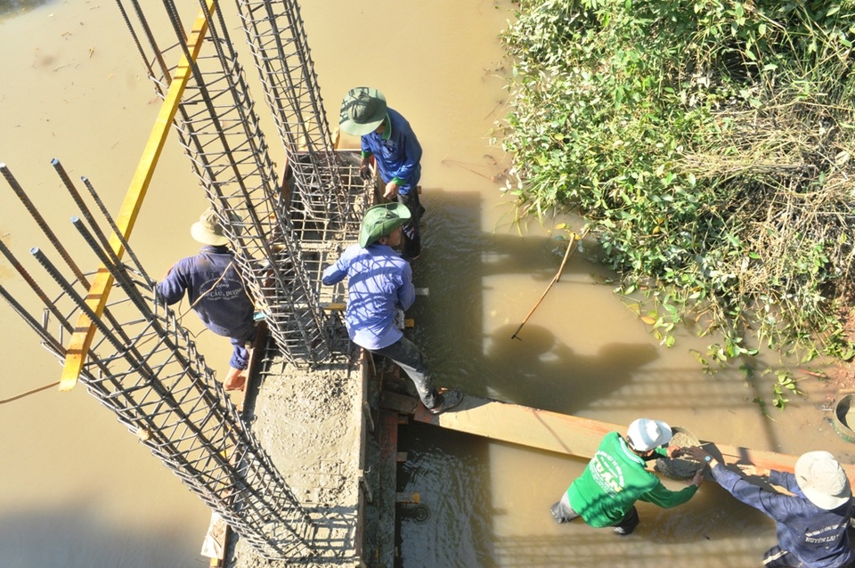 Những cụ ông 70 tuổi vác cát, bẻ sắt… xây cầu từ thiện - 6
Các thành viên trong đội xây cầu đang gấp rút hoàn thành phần đổ bê tông cho thanh đà cầu Dân trí bắc qua kênh Cái Bàn, thị trấn Lai Vung. Dự kiến cầu Dân trí hoàn thành trước lễ 30/4/2017.