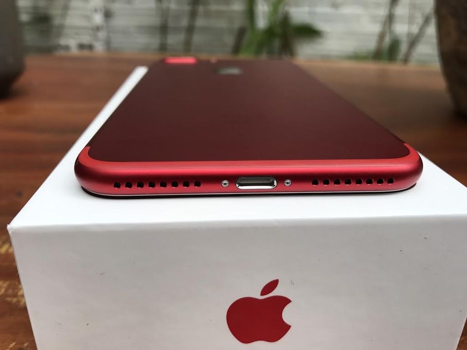Trên tay iPhone 7 Plus màu đỏ vừa xuất hiện ở Hà Nội, giá 25 triệu đồng - 3 Ngoài ra nếu nhìn kỹ hơn, có thể nhận thấy các chi tiết như phần kim loại bên trong cổng sạc, 2 con ốc kế bên, hay cả logo Apple phía sau cũng sử dụng màu bạc thay vì sơn cùng màu với máy.