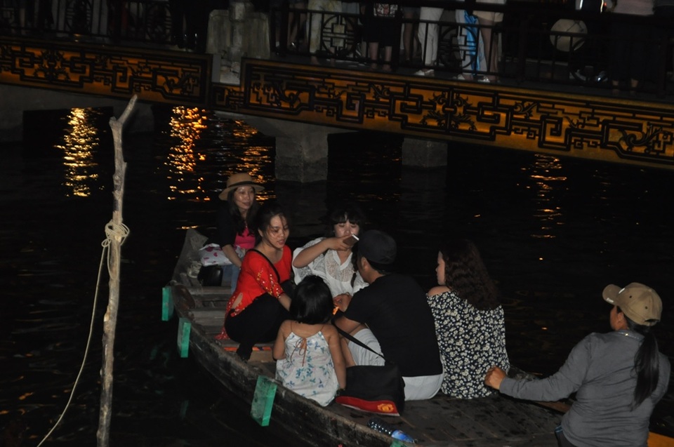 Hội An: Hàng ngàn người dân, bạn trẻ tắt đèn hưởng ứng Giờ trái đất - 5 Du khách đên Hội An rất đông, tranh thủ chụp lưu niệm tại Hội An nhân “Giờ trái đất 2017”