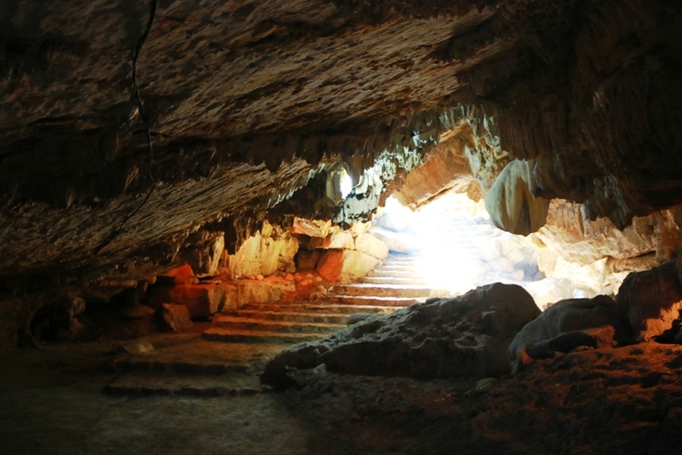 Chiêm ngưỡng vẻ đẹp lung linh của “dải ngân hà trong lòng núi” - 7 Hang khô dài khoảng 200m, rộng 40m, có đầy đủ các nhũ đá với các chủng loại, màu sắc khác nhau.