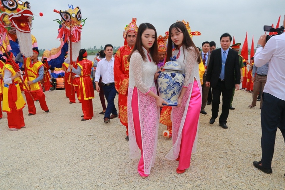 Độc đáo nghi lễ rước nước dâng tiến vua Đinh - 6 Nước được lấy vào vột chiếc bình sứ lớn và được thôn nữ đưa về để tiến lên vua. Quan niệm để các thôn nữ lấy nước và đưa về muốn nói lên điều, các thiếu nữ xưa chăm chỉ sớm khuya việc nông trang, đảm đang một nắng hai sương chăm bón gieo trồng. Phụ nữ nói chung là hiện diện của cõi âm trong thuyết âm dương cổ “Nghĩa mẹ như nước trong nguồn chảy ra”.