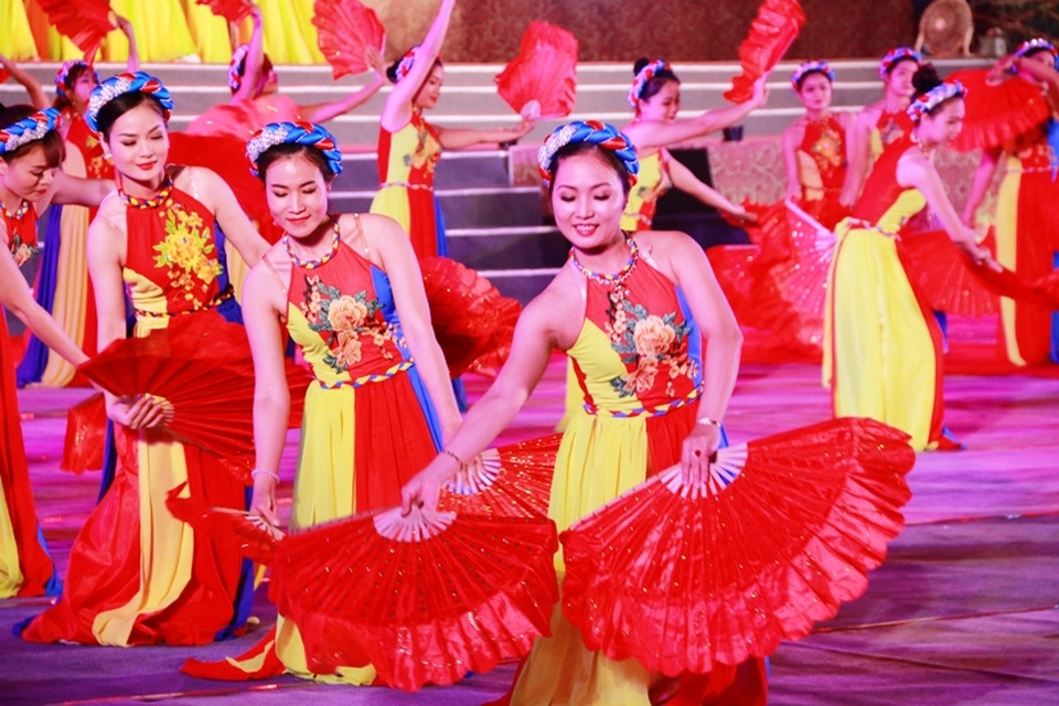 Ninh Bình: Hàng nghìn người dự lễ khai hội Hoa Lư năm 2017 - 4