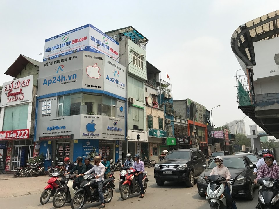 Làm sao để trở thành đại lý ủy quyền chính hãng của Apple? - 1 Logo quả táo, biển hiệu Apple nhan nhản trên đường phố Việt Nam.