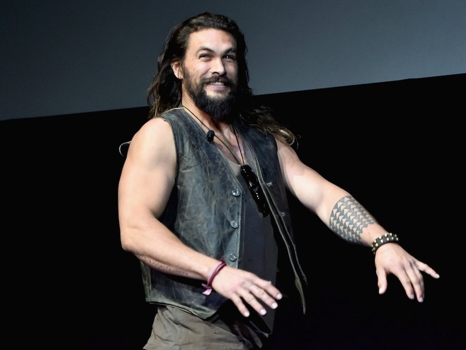 Hiện tại, Jason Momoa đang có một sự nghiệp nhiều triển vọng khi vào vai siêu anh hùng Aquaman trong dự án điện ảnh của hãng phim DC, đồng thời, Momoa cũng sẽ xuất hiện trong tập phim hội tụ các siêu anh hùng của DC mang tên “Justice League” (Liên minh Công lý). Ngoài đời, nam diễn viên không lầm lì, bặm trợn như Khal Drogo mà luôn tươi cười, vui vẻ.