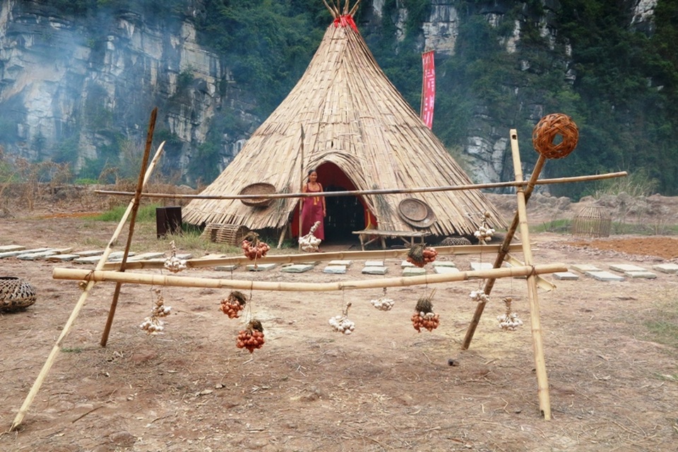 Các giá treo đồ y hệt như trong phim Kong: Đảo đầu lâu mà khán giả từng được thấy qua màn ảnh.