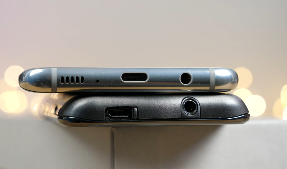 Mặt dưới cũng có khác biệt lớn khi Galaxy S8 chuyển sang dùng cổng USB- Type C thay vì cổng microUSB thông thường.