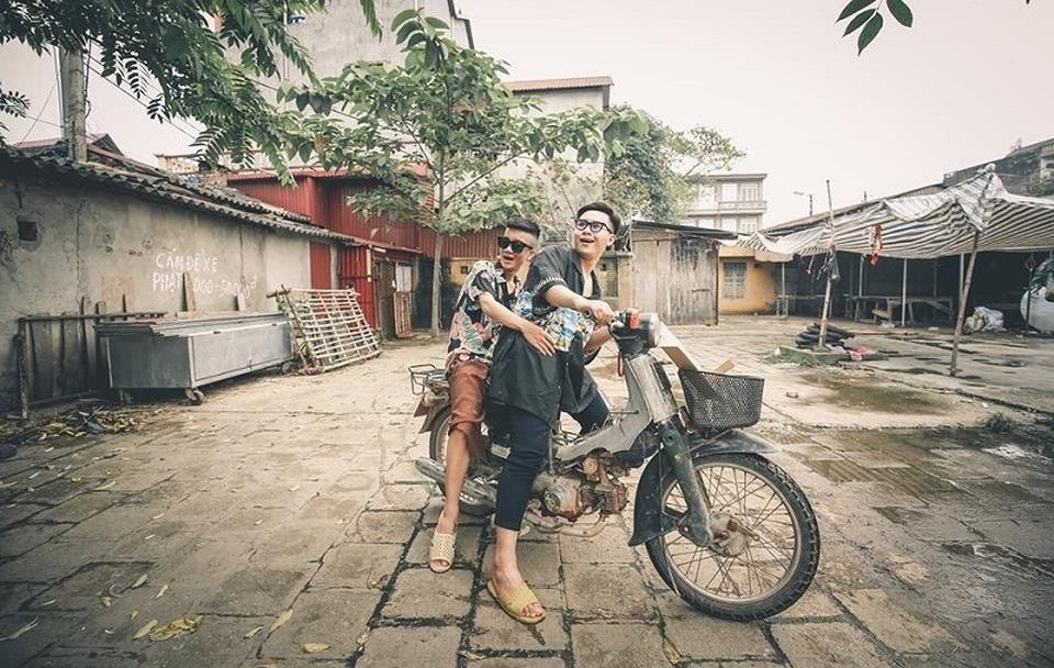 Bộ ảnh kỷ yếu mang phong cách dân dã của học sinh Bắc Giang - 4 Bạn Thân Thị Hướng, đại diện lớp 12A3 chia sẻ: “Chúng em muốn tái hiện lại bối cảnh thập niên 80-90 đã bị lãng quên, đồng thời cũng muốn cho chính ông bà, bố mẹ mình xem để nhớ lại về một thời đã qua. Hình ảnh lò gạch đã ăn sâu vào trong tiềm thức của người dân Việt Nam, là làng Vũ Đại với Chí Phèo, Thị Nở vì vậy chúng em kết hợp lại rồi tái hiện cảnh xưa pha chút nghịch ngợm của tuổi học trò”.