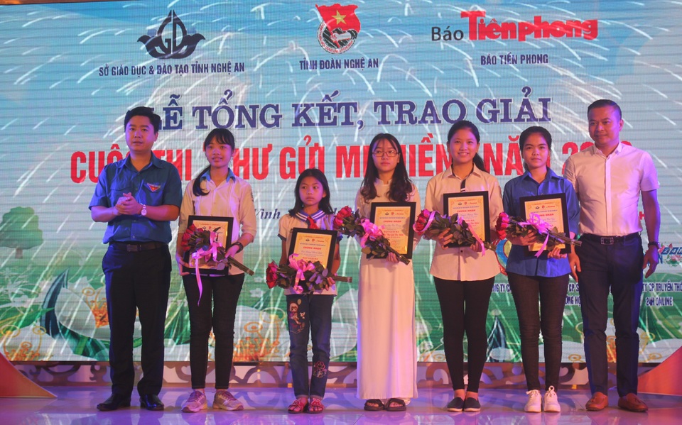 Nữ sinh mồ côi viết “thư gửi mẹ hiền” - 1 Ban tổ chức trao giải cuộc thi Thư gửi mẹ hiền