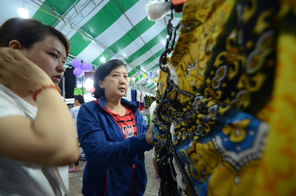 Người dân thành phố cũng rất hân hoan với khu chợ phiên.