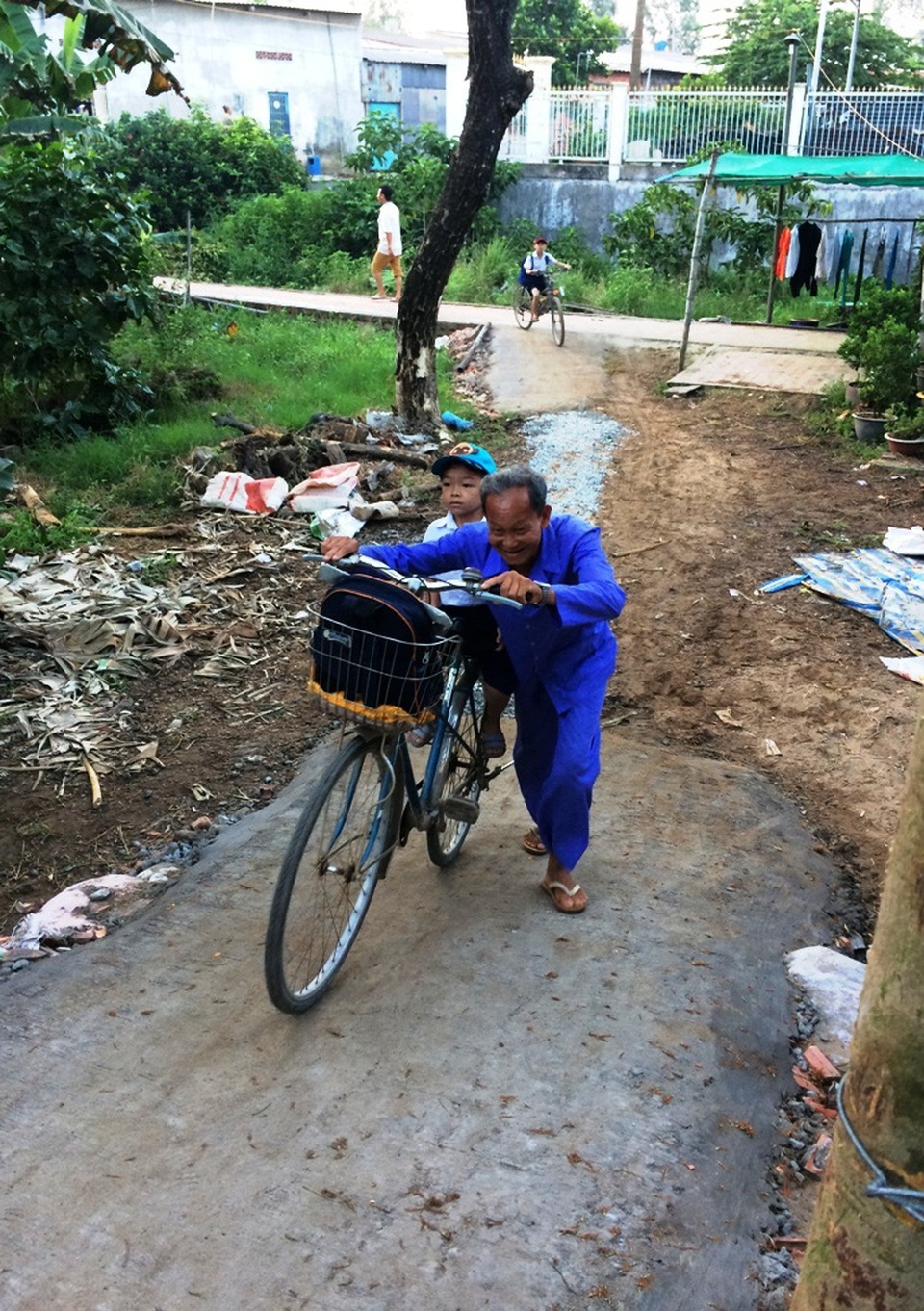Hàng trăm học sinh trong vùng sạt lở nghiêm trọng đi học trở lại - 7 Kể cả người lớn cũng phải xuống dắt bộ...