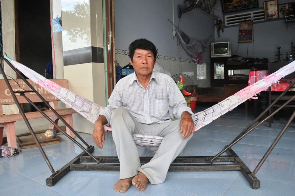 Cuộc sống vạ vật của người dân sau vụ sạt lở kinh hoàng - 1
Sau khi căn nhà của ông bị sụp xuống sông, mấy ngày qua ông Nguyễn Hùng Ban đến nhà một người cháu tá túc. Bây giờ không nhà cửa, ông cũng không thể đi làm, chờ có tiền dựng lại nhà mới... mới nghĩ đến chuyện tìm việc làm.