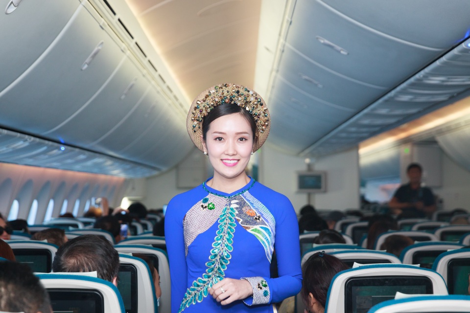 Tiếp viên hàng không trình diễn áo dài ở độ cao 10.000 mét - 4 Tiếp viên hàng không trình diễn áo dài ở độ cao 10.000 mét - 4
