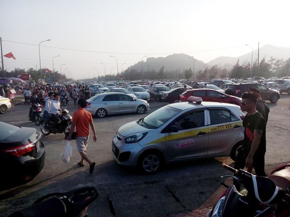 Tuyến đường 10 làn, dài 3km dẫn ra biển Thạch Bằng vẫn không đủ sức chứa các phương tiện của du khách tới bãi biển này.