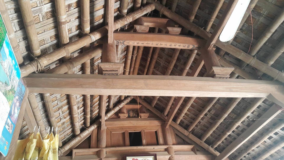 Độc đáo những ngôi nhà mái cói còn lại hiếm hoi ở Ninh Bình - 5 Các gian nhà được phân chia bằng các vì, 3 gian giữa thông nhau, nơi giáp ranh giữa 3 gian chính và 2 trái được ngăn cách bởi bức tường gỗ. Nhà mái cói cũng được xây dựng không khác gì nhà mái ngói, mái cũng được thiết kế kiên cố với hệ thống cột, kèo, rui mè bằng gỗ và tre luồng.