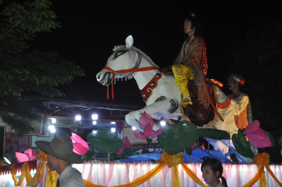 Hàng ngàn người dân và du khách tham dự lễ hội Phật Đản - 4 Hàng ngàn người dân và du khách tham dự lễ hội Phật Đản - 4